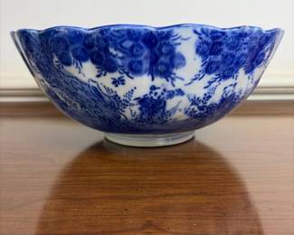 064 blueandwhitescallopedporcelainbowl
