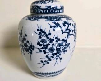 334 blueandwhitefloralporcelaingingerj