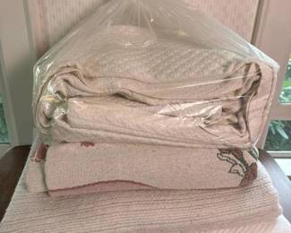 250 assortedwovenandtexturedblankets