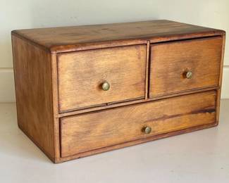 137 smallvintagewoodenthreedrawerdeskto