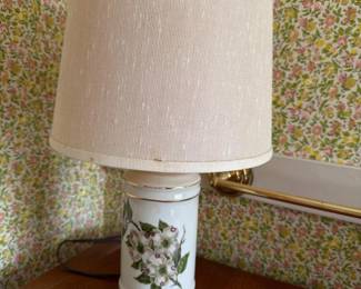 685 porcelaintablelampwithhelleboreflow