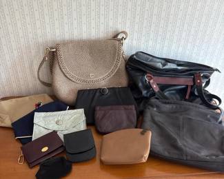 364 assortedhandbagsshoulderbagsandwall
