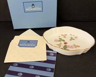 247 wedgwoodwildstrawberrybonechinatray