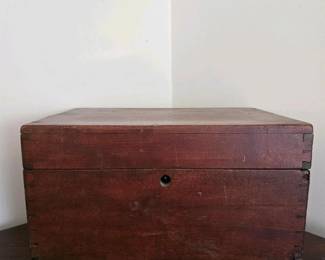 329 woodenstoragechestwithmetalandleat