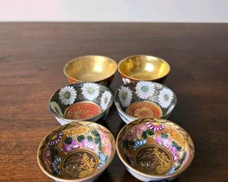 379 japaneseporcelainsakecupswithfloral