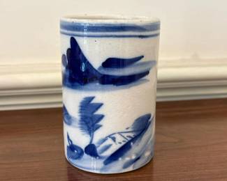 588 vintageblueandwhiteceramicbrushpot