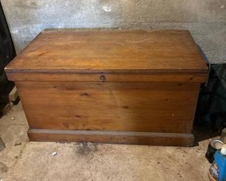 814 woodenstoragetrunkwithkeyholelock