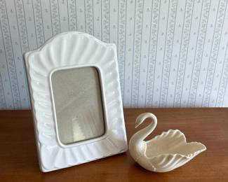 643 lenoxswanfigurineandceramicframe