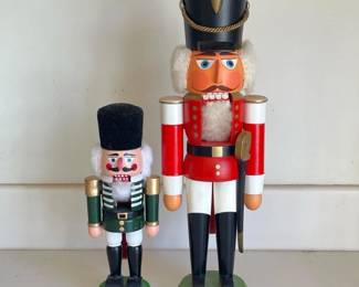 141 pairofwoodennutcrackerfigures