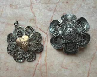 836 filigreesilverbroochesandpendant