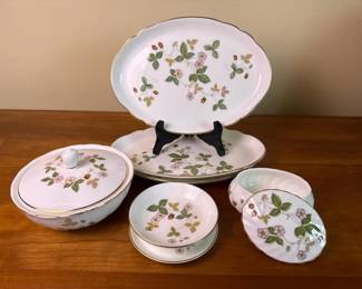 763 wedgwoodwildstrawberrybonechinaserv