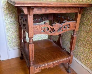 687 victorianstyleparlortablewithclawf