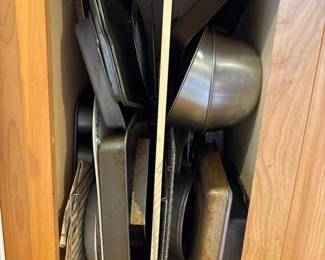 869 assortedmetalbakingpansandcoolingr