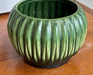 774 mccoygreenglazedribbedpotteryplante