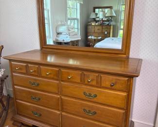 050 dresserwithmirrorintraditionalstyle