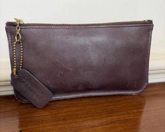 286 coachbrownleatherzipperpouchclutch