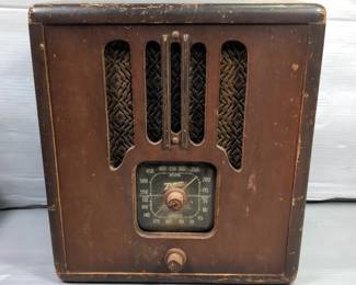 Zenith Farm Radio, Model 4-B-231, 13.5" x 12.5" x 8"