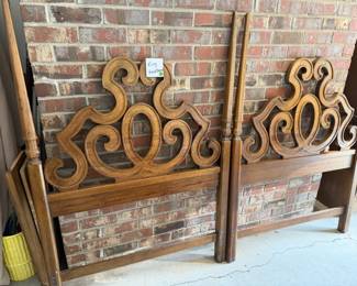 $20 - Vintage heavy solid oak twin, pair into king size for bed