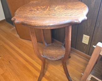 This item is a vintage or antique two-tier quarter-sawn tiger oak accent, parlor, or plant stand table