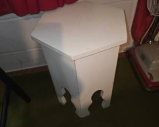 The selected region shows a white-painted wooden hexagonal Moroccan-style side table or plant stand featuring Moorish-arch cutouts along the base