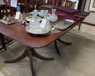 Amazing double pedestal dining table w/2 leaves & custom pads!