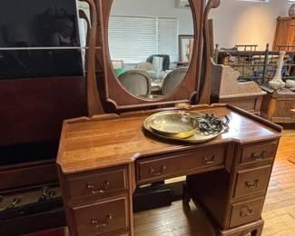 LS16 c1930 Cherry Vanity