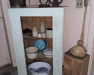 Open cupboard, enmelware, broom