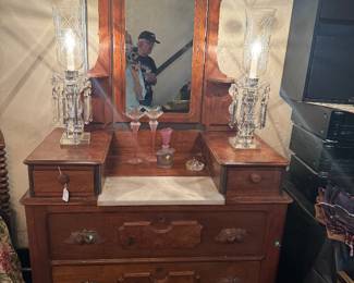 Beautiful Dresser & 2 lamps