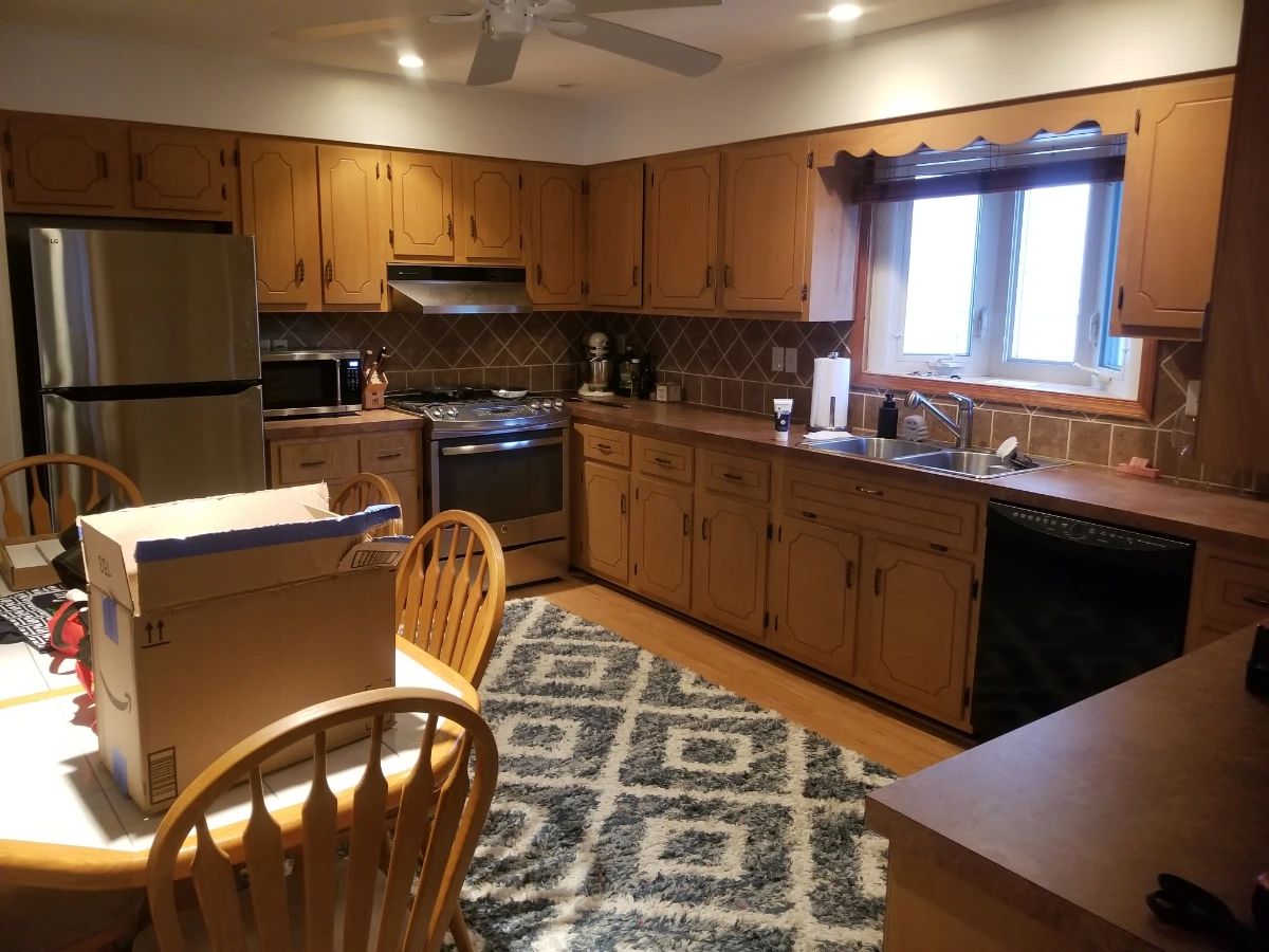 Large U-shaped kitchen with ample upper upper and lower cabinetry