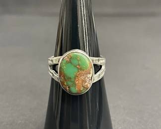 Lot 615h  Vintage sterling silver ring with green stone