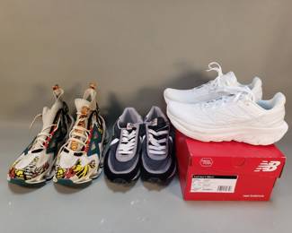 Lot 323  Group of sneakers, various makers  sizes