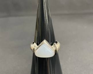 Lot 575h  Vintage sterling silver ring with white cabochon