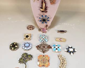 Lot 252  Vintage brooches