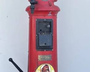 002  Lot 141  Vintage Gilmore Red Lion gasoline visible gas pump