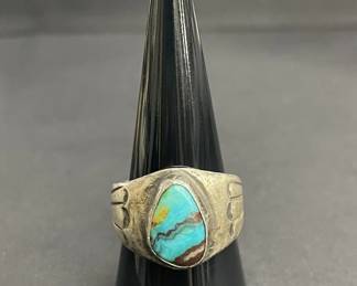 Lot 600h  Vintage sterling silver ring with turquoise