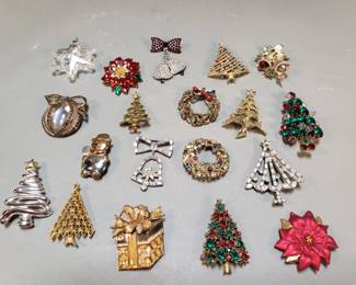 Lot 350  Group of vintage holiday themed brooches, pendants