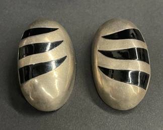 Lot 420h  Vintage sterling silver clip on earrings with