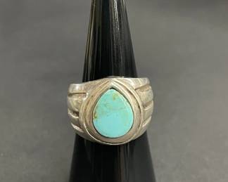 Lot 650h  Vintage sterling silver and turquoise ring