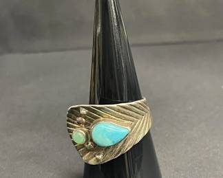 Lot 400h  Vintage sterling silver and turquoise ring