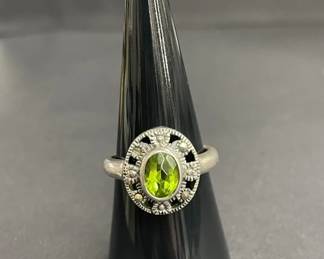 Lot 500h  Vintage sterling silver ring with green gemstone
