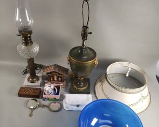 Lot 478  Box of misc table lamp, Pyrex bowl, trinket box,