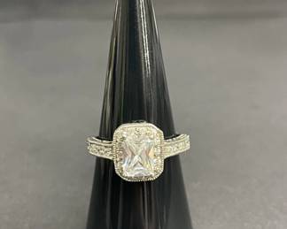 Lot 585h  Sterling silver ring with rectangular cubic