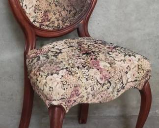 065  Lot 121  Victorianstyle mahogany balloon back side chair
