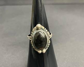 Lot 550h  Vintage sterling silver ring with black cabochon