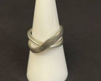 Lot 632h  Vintage sterling silver crossover ring