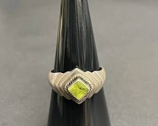 Lot 675h  Vintage sterling silver ring with green gemstone