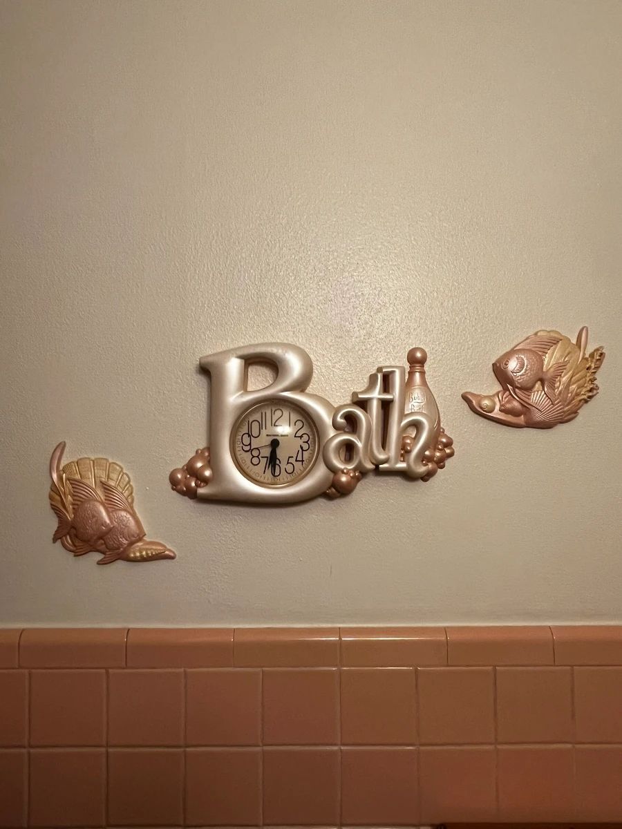 vintage bath wall clock with matching plaques