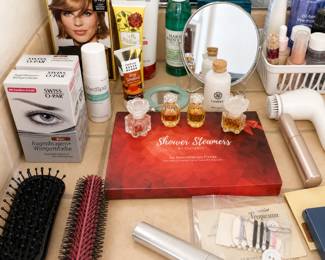 Makeup, hair accessories 