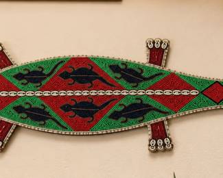 Beaded gecko-type wall décor – colorful geometric design with lizard motifs