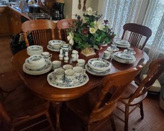 Table with 6 chairs and leaf